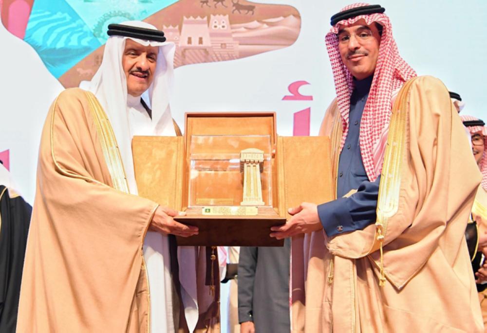  Minister of Culture and Information Dr. Awwad Al-Awwad attending the Saudi Commission for Tourism and National Heritage (SCTH) annual meeting as chief guest at the Culture Palace in Riyadh on Sunday night. Prince Sultan Bin Salman, President of SCTH, presented Dr. Awwad a local handicraft product as a memento. – SPA