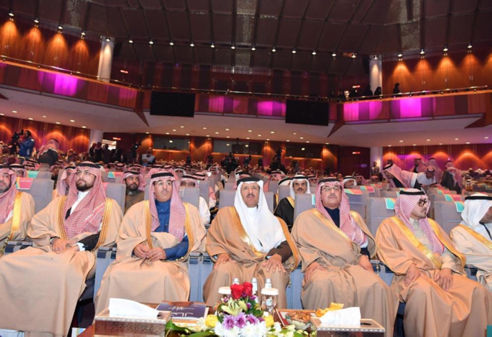  Minister of Culture and Information Dr. Awwad Al-Awwad attending the Saudi Commission for Tourism and National Heritage (SCTH) annual meeting as chief guest at the Culture Palace in Riyadh on Sunday night. Prince Sultan Bin Salman, President of SCTH, presented Dr. Awwad a local handicraft product as a memento. – SPA