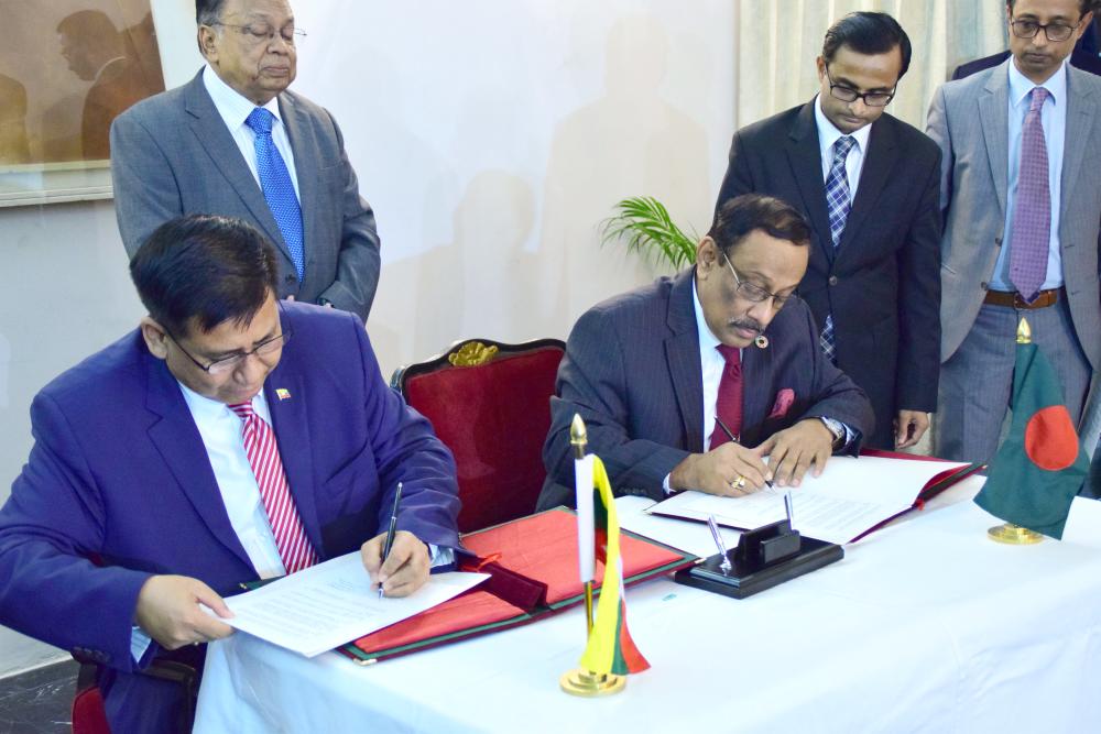 Bangladesh’s foreign secretary Shahidul Haque, right, and his Myanmar counterpart U Myint Thu sign a Terms of Reference on Rohingya repatriation at Dhaka on Tuesday. — AFP