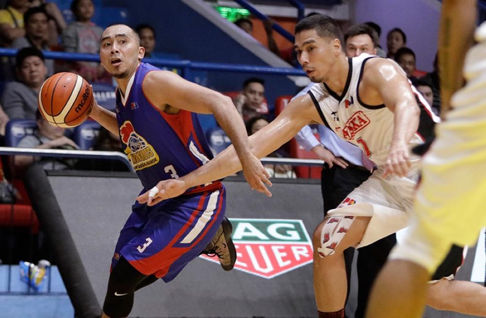 Lee shakes off knee injury to lead Magnolia to victory over Alaska