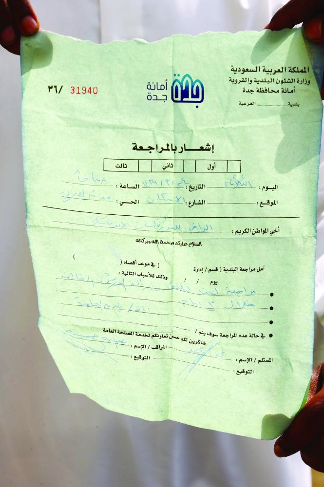 The shutdown notice by the municipality placed at one of the car workshops in Jeddah Eskan Street.