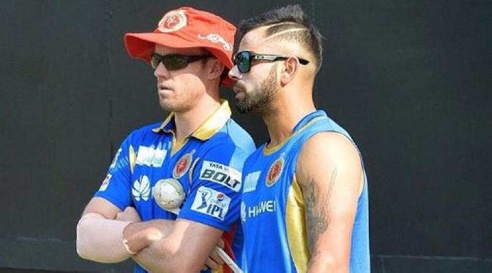 AB de Villiers (L) and Virat Kohli