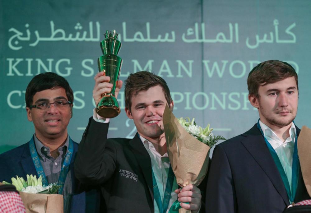 The King Salman World Blitz Champions (women): Nana Dzagnidze (center), Valentina Gunina (right) and Ju Wenjun with officials. — SPA