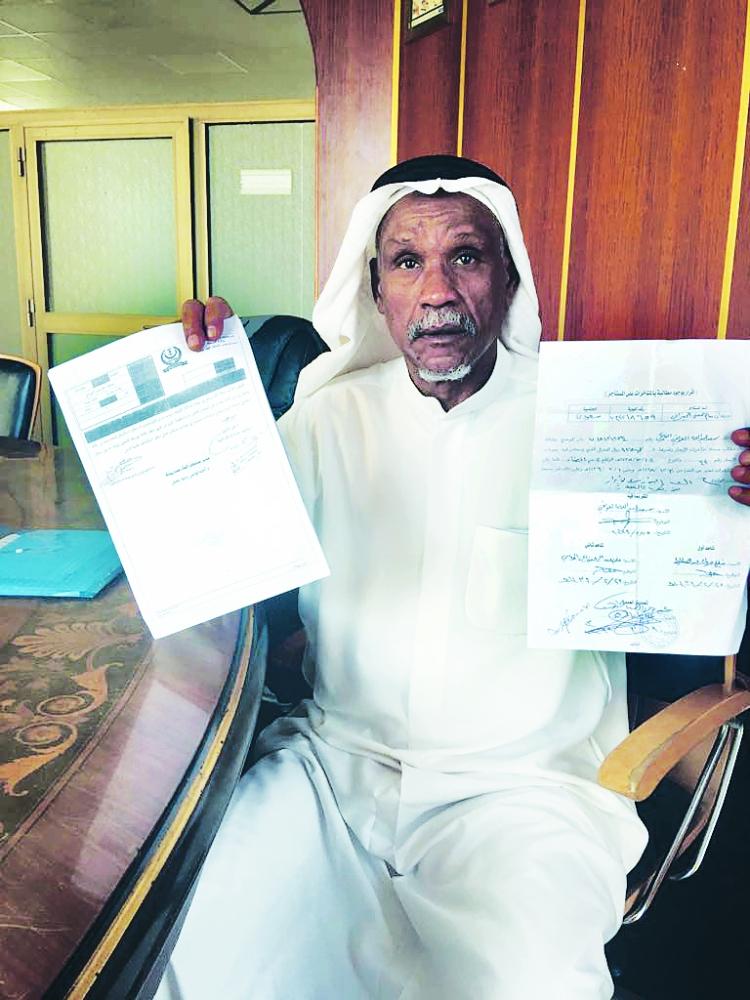 Jamaan Al-Jizani speaks to the media about the treatment he received at the offices of charity organizations and the Ministry of Labor and Social Affairs. — Courtesy Al-Madina