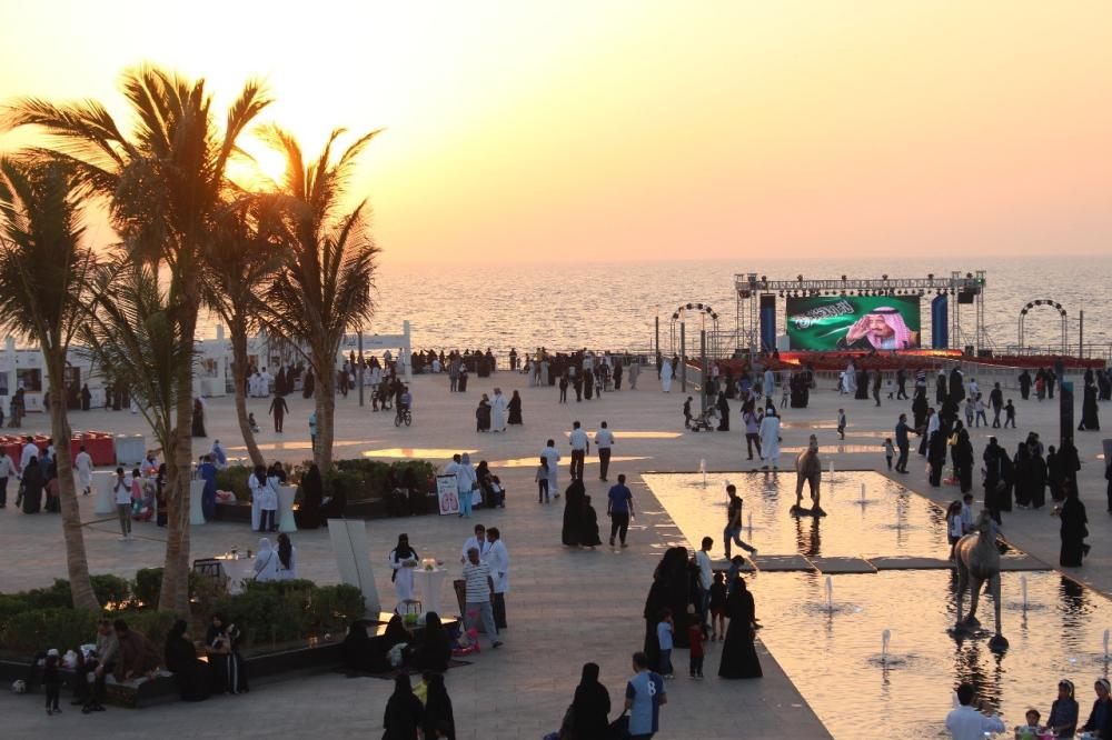 Waterfront attracts crowds during school break