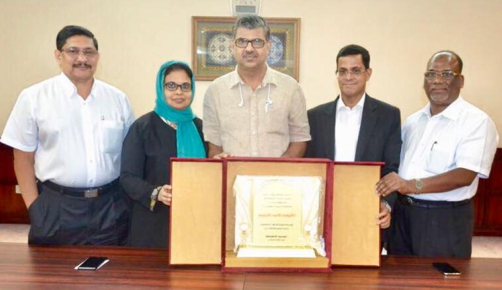 Abeer Group’s President Alungal Mohammed and other officials present a memento to Abdurahiman Wandoor and wife Jasmin.

