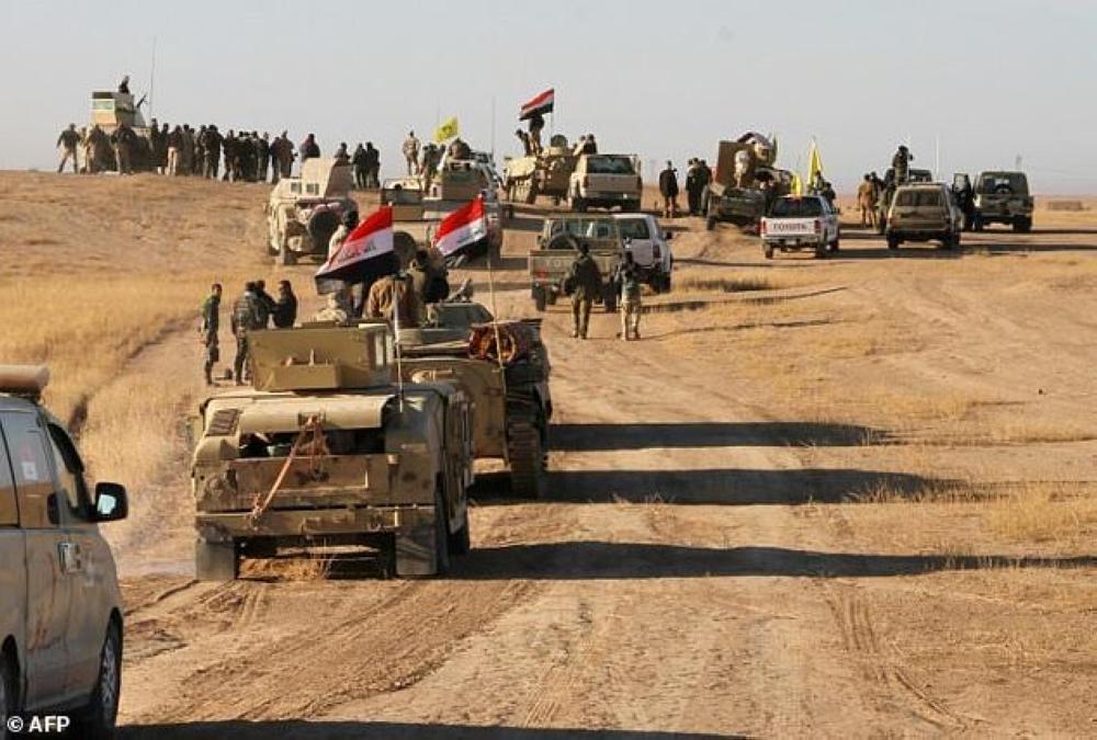 Iraqi forces, supported by members of the Hashed Al-Shaabi (Popular Mobilization units), advance against Daesh (the so-called IS) in the northern Iraqi region of Al-Hadar, 105 km south of Mosul, in November.

