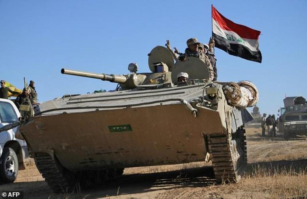 Iraqi forces, supported by members of the Hashed Al-Shaabi (Popular Mobilization units), advance against Daesh (the so-called IS) in the northern Iraqi region of Al-Hadar, 105 km south of Mosul, in November.


