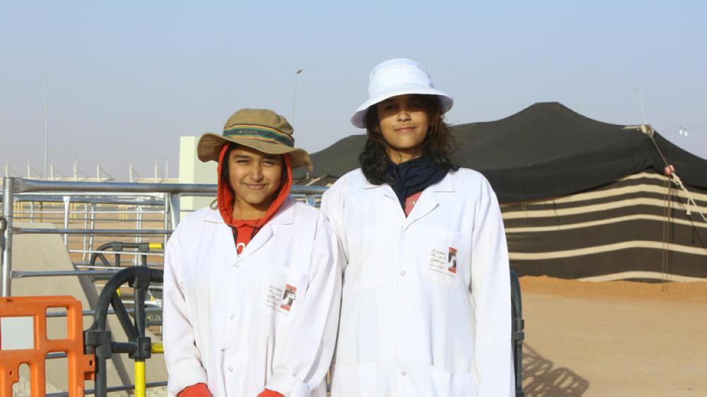 Indian sisters bewitch visitors to camel festival with sand art