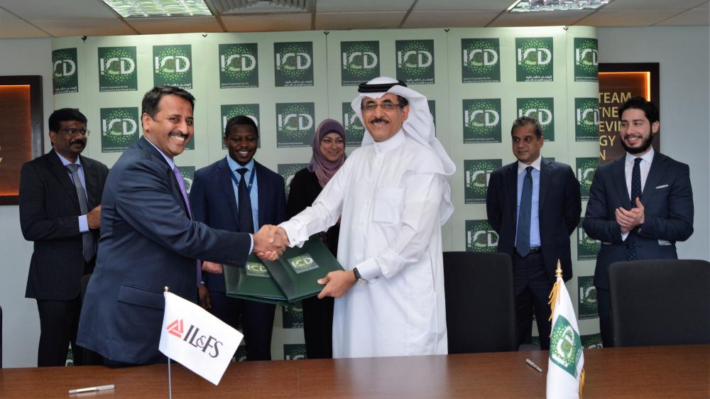 Khaled Al-Aboodi, the CEO & general manager of ICD, and Mohammed Al Khamis, chairman of JANA Bena’a Productive Families, sign the MOU on behalf of their respective institutions.