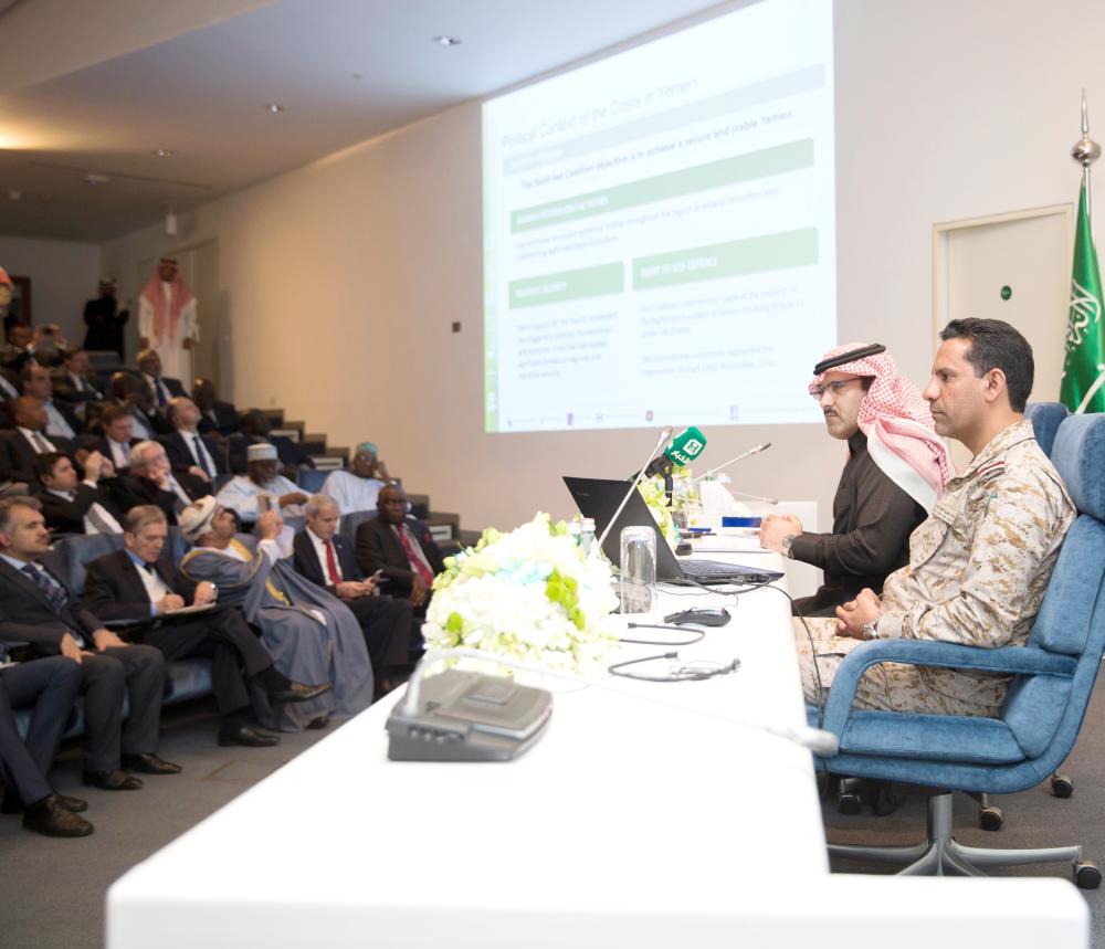 

Saudi Ambassador to Yemen Mohammed Al-Jaber (left) and coalition spokesman Col. Turki Al-Malki brief diplomats at a meeting in Riyadh on Tuesday on various measures being taken to meet the humanitarian needs of the Yemeni people. — SPA