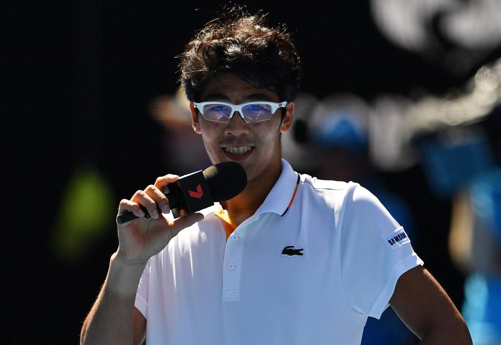 Switzerland’s Roger Federer celebrates beating Czech Republic’s Tomas Berdych at the Australian Open Wednesday. — AFP