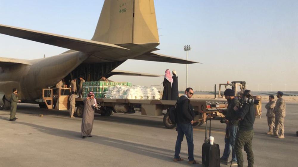 Ministry of Culture and Information officials take part in the humanitarian aid dispatch mission for Yemen. -- SPA