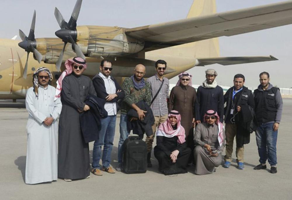 Ministry of Culture and Information officials take part in the humanitarian aid dispatch mission for Yemen. -- SPA
