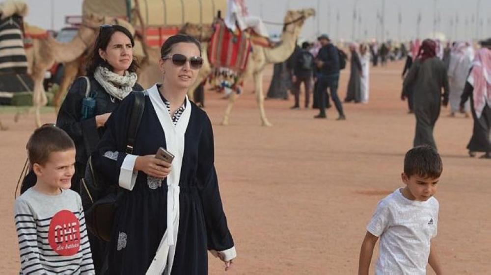Camel beauty contest pulls huge crowds of Saudis and foreigners
