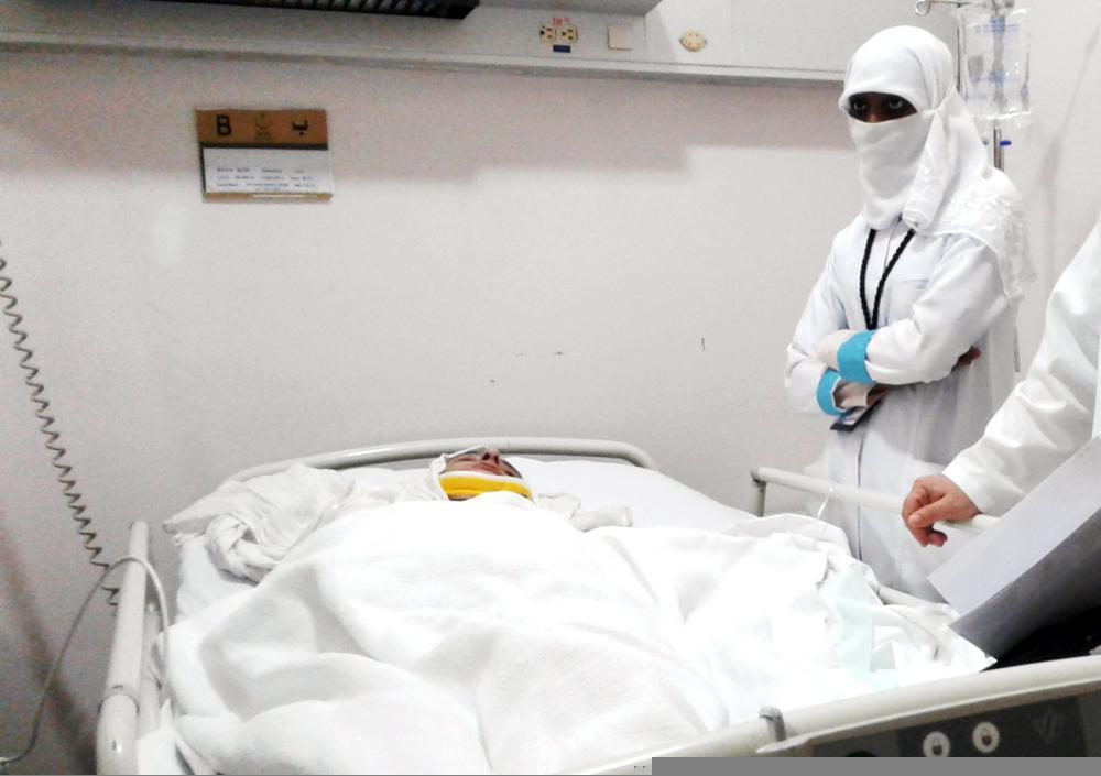 

An injured pilgrim being treated at a hospital. — Okaz photo