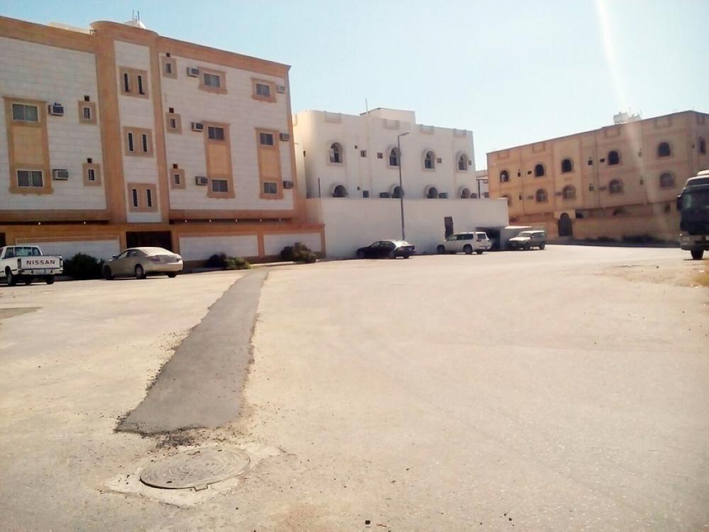 Residents of several Taif neighborhoods accused the contractor of laying water mains far off buildings, forcing them to pay for the expenses of home connections. — Okaz photo