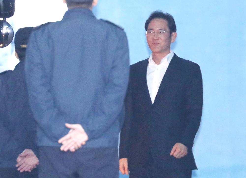 Samsung Electronics Vice Chairman, Jay Y. Lee leaves a court in Seoul on Monday. — Reuters