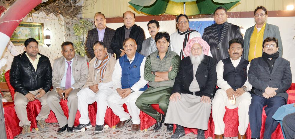Poet Imran Pratapgarhi poses with well-wishers in Riyadh after a felicitation function held at Talib ur Rehman residence. — Courtesy photo