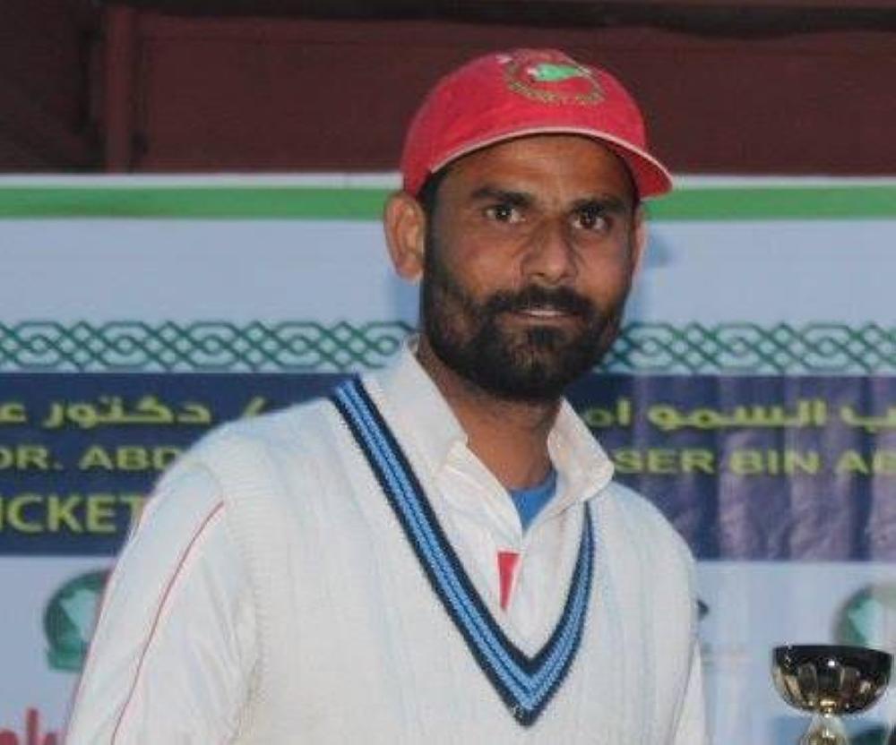 Pak Shaheen captain receiving Al-Kharj League Trophy from guests.