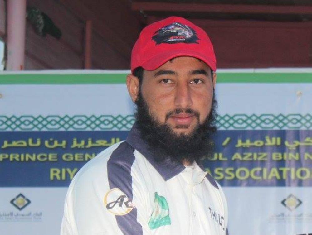 Pak Shaheen captain receiving Al-Kharj League Trophy from guests.