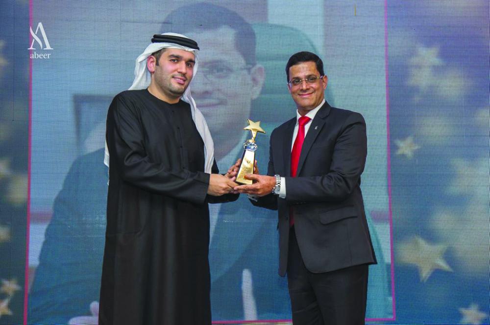 Alungal Mohammed receives Asia Live Business Award from Mahmoud Hesham El-Burai