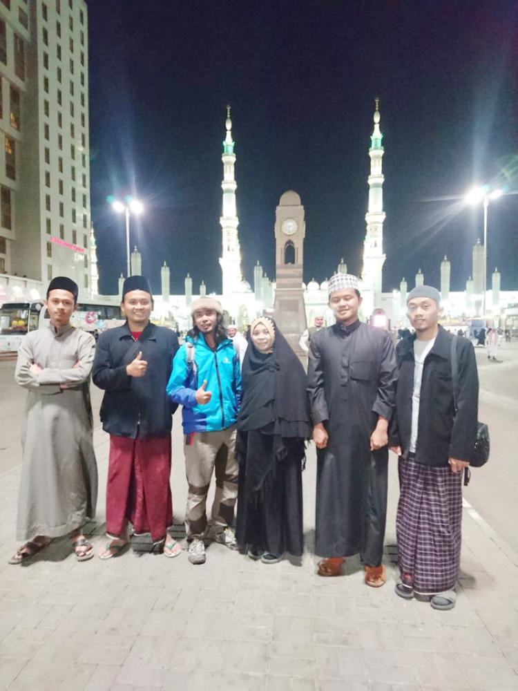 Indonesian couple bike their way to Makkah in yearlong trip