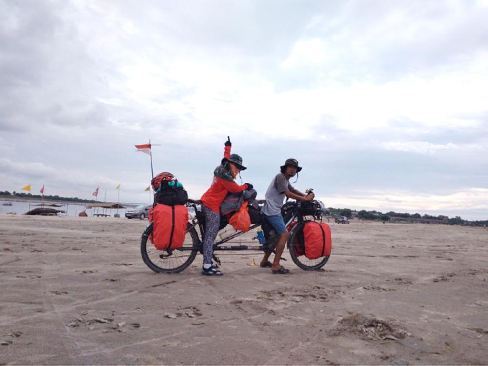 Indonesian couple bike their way to Makkah in yearlong trip