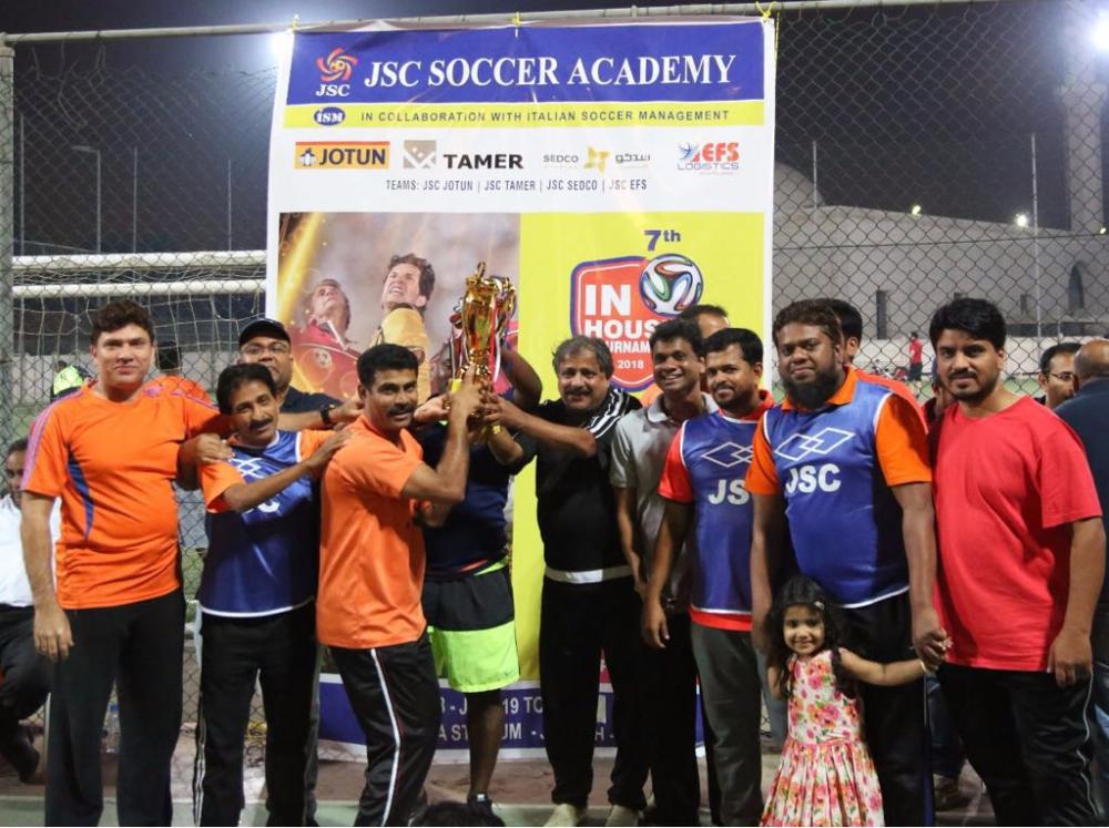 Chief coach Saleem P.R. and international coach Maxwell presenting the trophy to parents category winner Jotun. 