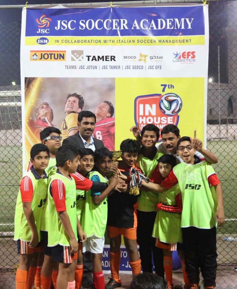 Chief coach Saleem P.R. and international coach Maxwell presenting the trophy to parents category winner Jotun. 