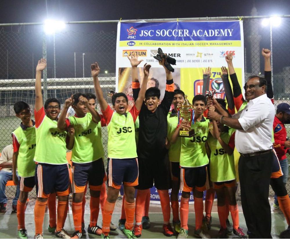 Chief coach Saleem P.R. and international coach Maxwell presenting the trophy to parents category winner Jotun. 