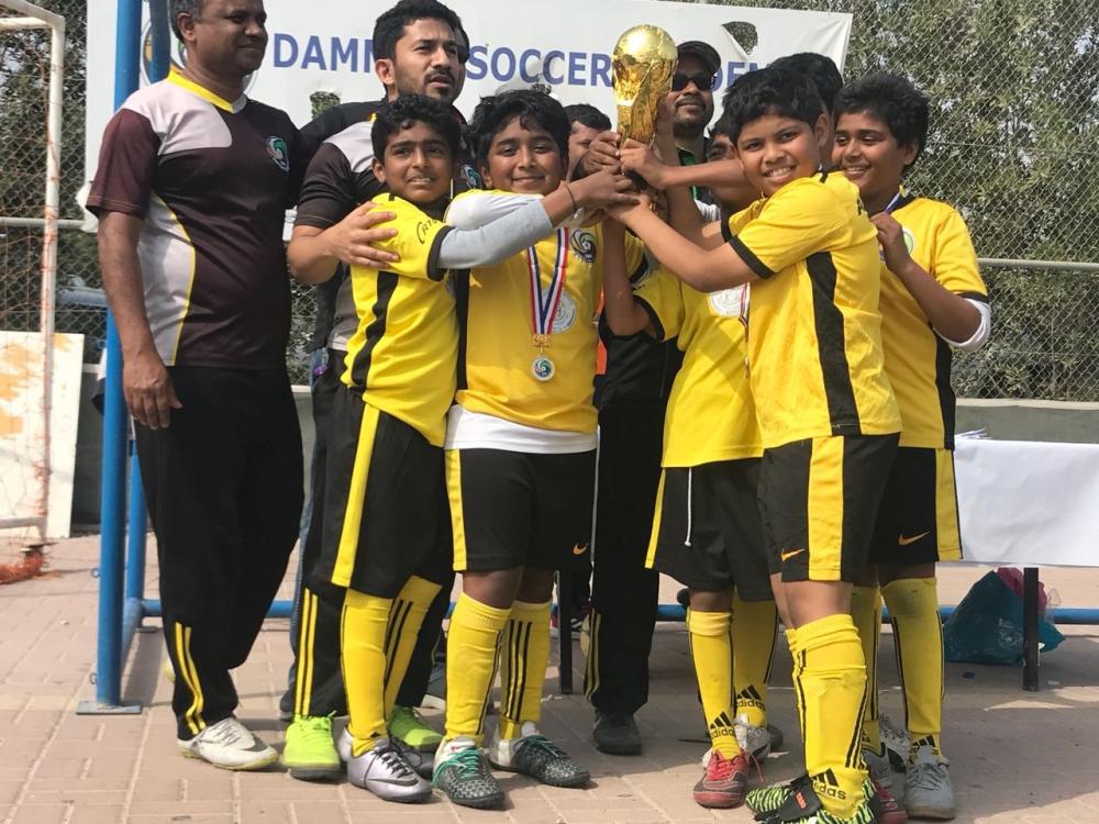 EC member Ramiz presenting the junior Top Scorer trophy to Ayaan.