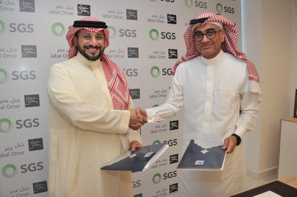 Eng. Omar Najjar,  CEO of SGS and Yasser Bin Faisal Al Sharif, CEO of Jabal Omar, shake hands after the signing of deal