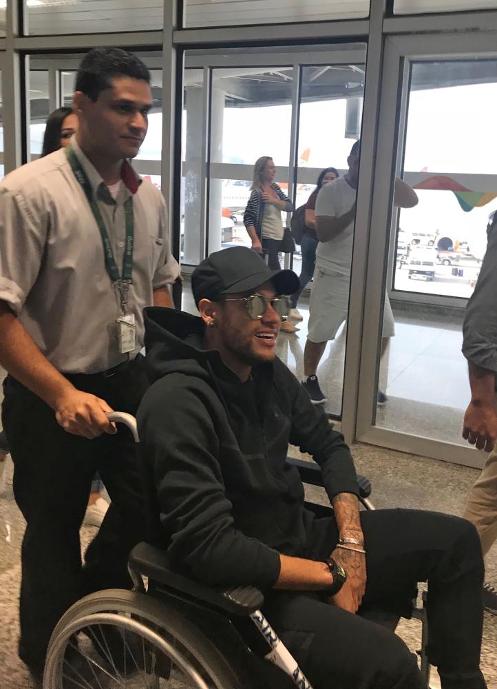 Brazilian superstar Neymar arrives at Rio de Janeiro after flying from Paris Thursday. — AFP