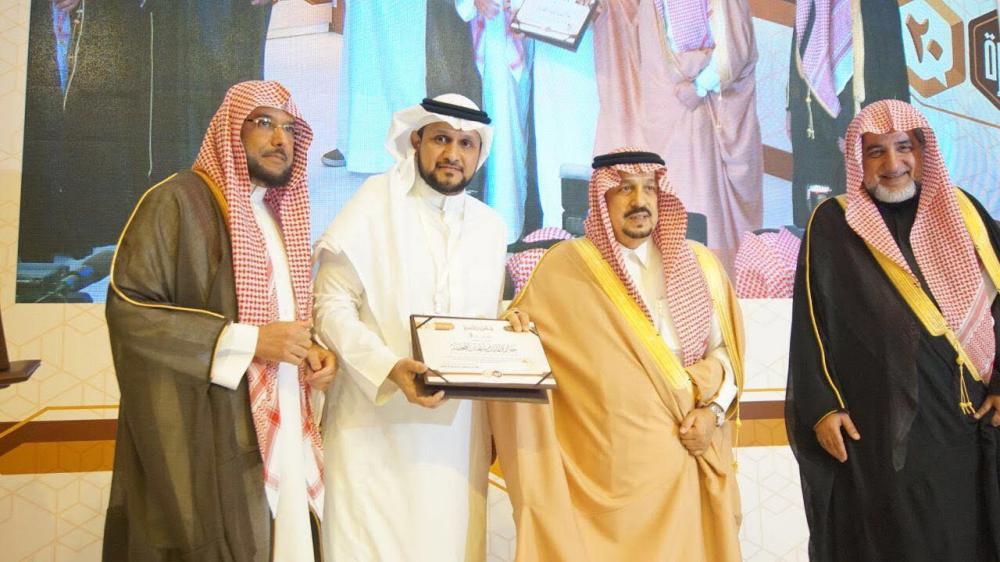 Prince Faisal Bin Bandar honors Iqraa Television at a ceremony held in Riyadh.
