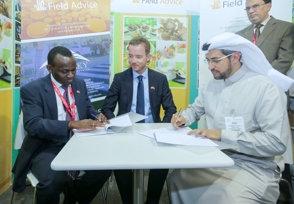 Mark Remmy Sali (left), Managing Director of Field Advice, and Ayman Al Hilali (right), CEO of Alpha Sky, sign a Memorandum of Agreement in the presence of Denmark’s Minister of Environment and Food Esben Lunde Larsen (middle). The Arab-Danish partnership marks the launch of their eco-friendly disposable food containers in the Gulf region. 

