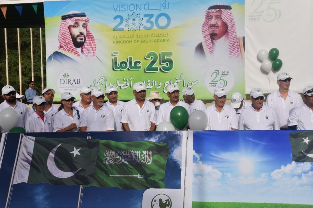 Pakistan Ambassador Khan Hasham bin Saddique presenting the award to a participant.