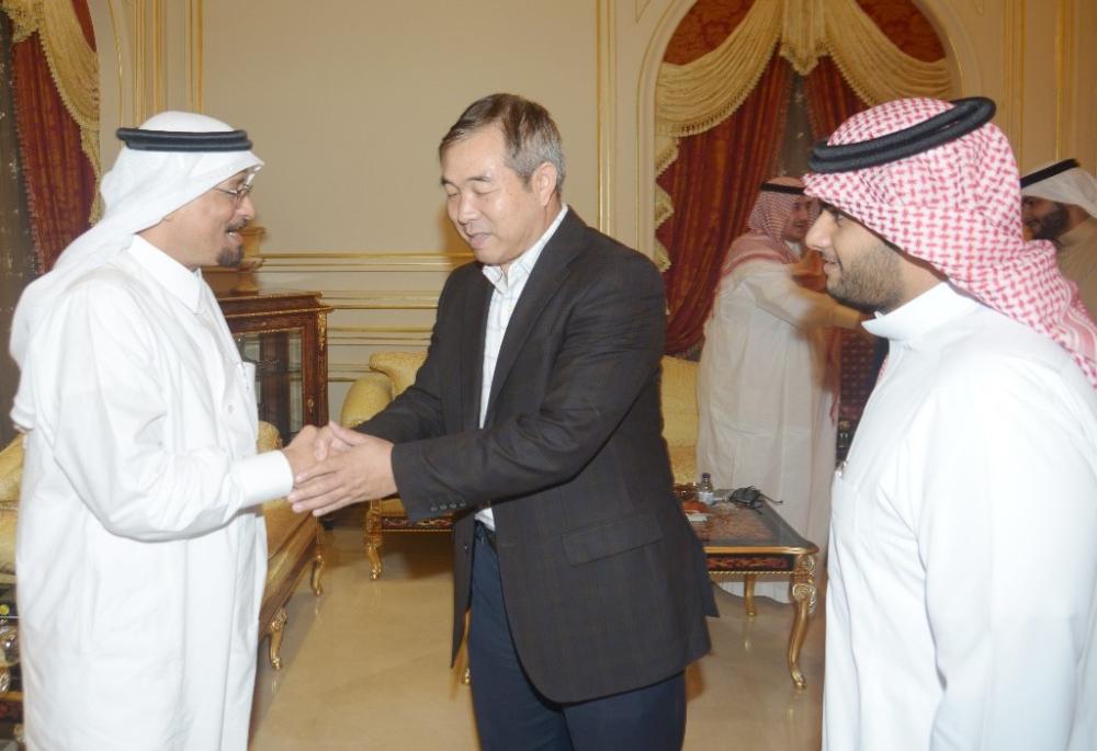 Chinese Consul and Deputy British Consul in Al-Abdullatif’s Hospitality