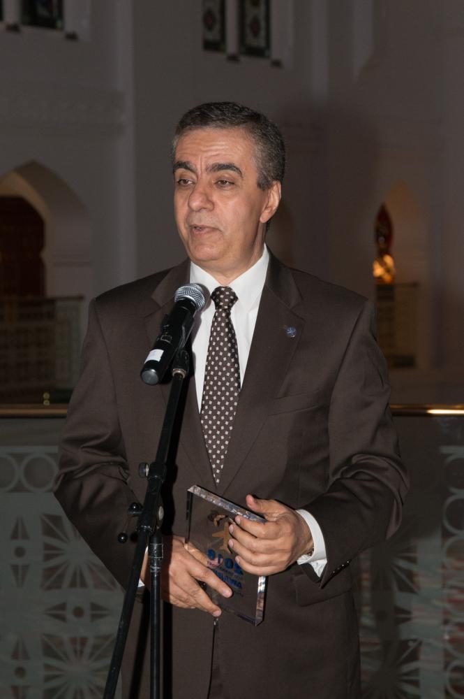 Adel Al Ali, group CEO, Air Arabia receiving ATN’s Corporate Editor Choice Award. — Courtesy photo