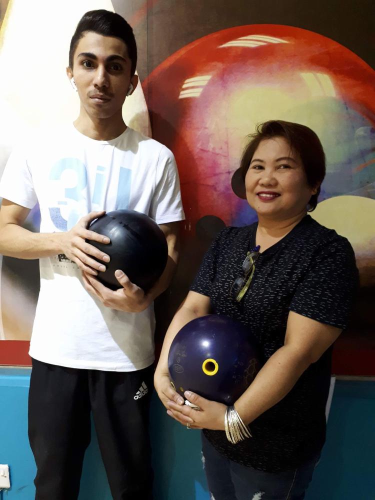 Bowler of the Year 2017 champions Nonie Yap and Shirley Sagmit. — SG photos
