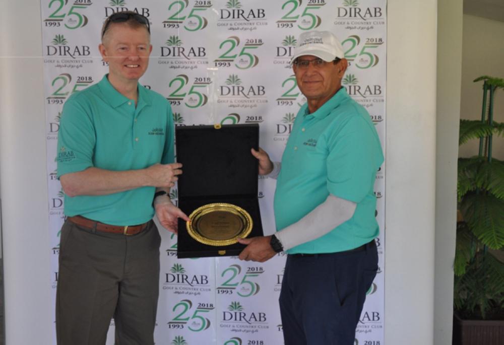 Dirab Golf Club Committee Chairman Tariq Javed presents a plaque of appreciation to Alawwal Bank Managing Director Soren Nikolajsen. 