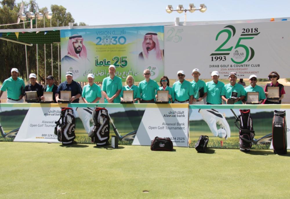 Dirab Golf Club Committee Chairman Tariq Javed presents a plaque of appreciation to Alawwal Bank Managing Director Soren Nikolajsen. 