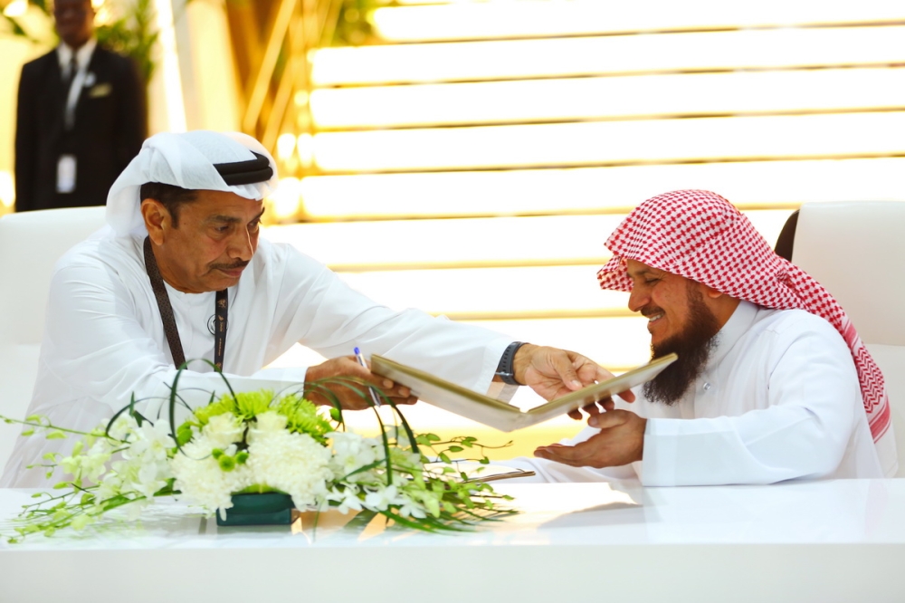 Mohammad Hilal Al Kaabi (left), Chairman of IGG Group; and Major General Abdul Rahman Saad Al Hussaini sign the agreement