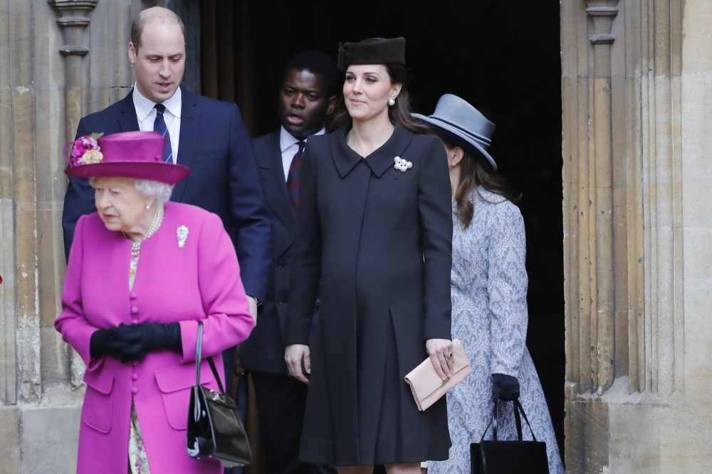 TOPSHOT - Britain's Catherine, Duchess of Cambridge, (2nd R) and Britain's Prince William, Duke of Cambridge leave after attending the Easter Mattins Service at St. George's Chapel, Windsor Castle on April 1, 2018. / AFP / POOL / Tolga AKMEN
