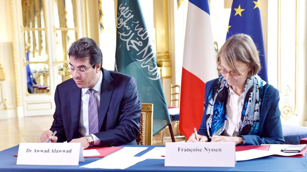 Saudi Minister of Culture and Information Awwad Al-Awwad signs an agreement with French Minister of Culture Francoise Nyssen in Paris on Monday.  — SPA 
