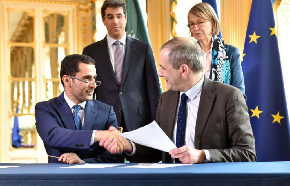Saudi Minister of Culture and Information Awwad Al-Awwad signs an agreement with French Minister of Culture Francoise Nyssen in Paris on Monday.  — SPA 
