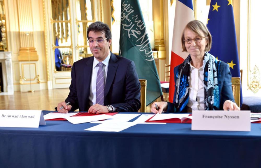 Saudi Minister of Culture and Information Awwad Al-Awwad signs an agreement with French Minister of Culture Francoise Nyssen in Paris on Monday.  — SPA 
