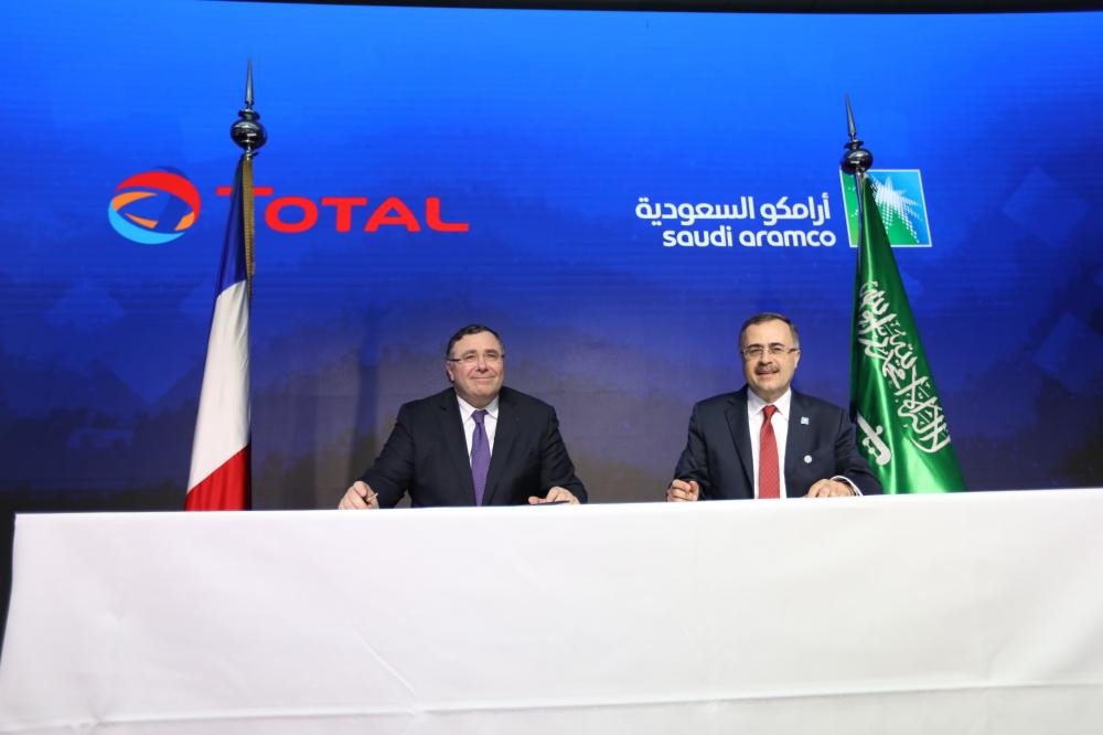 
Amin H. Nasser (right), President and Chief Executive Officer of Saudi Aramco, shakes hands with Patrick Pouyanné, Chairman and CEO of Total, after signing the agreement.
