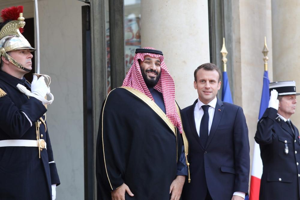 French President Emmanuel Macron (R) welcomes Saudi Arabia's Crown Prince Muhammad Bin Salman upon his arrival at the Elysee Presidential palace for a meeting on April 10, 2018 in Paris. — AFP