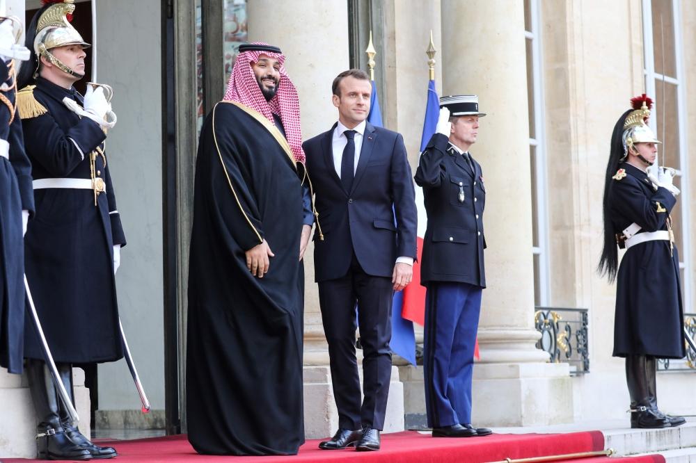 French President Emmanuel Macron (R) welcomes Saudi Arabia's Crown Prince Muhammad Bin Salman upon his arrival at the Elysee Presidential palace for a meeting on April 10, 2018 in Paris. — AFP